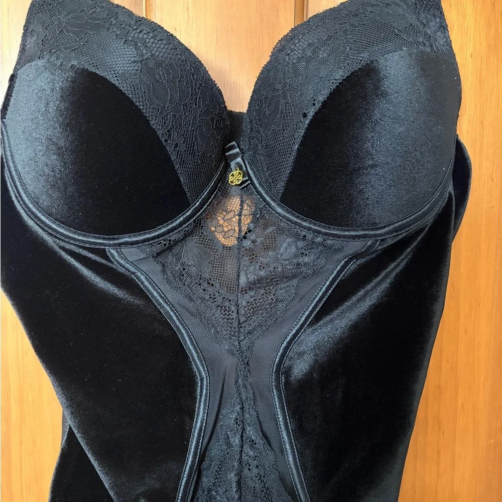 Black Daisy Fuentes Lingerie - Picture 5 of 5